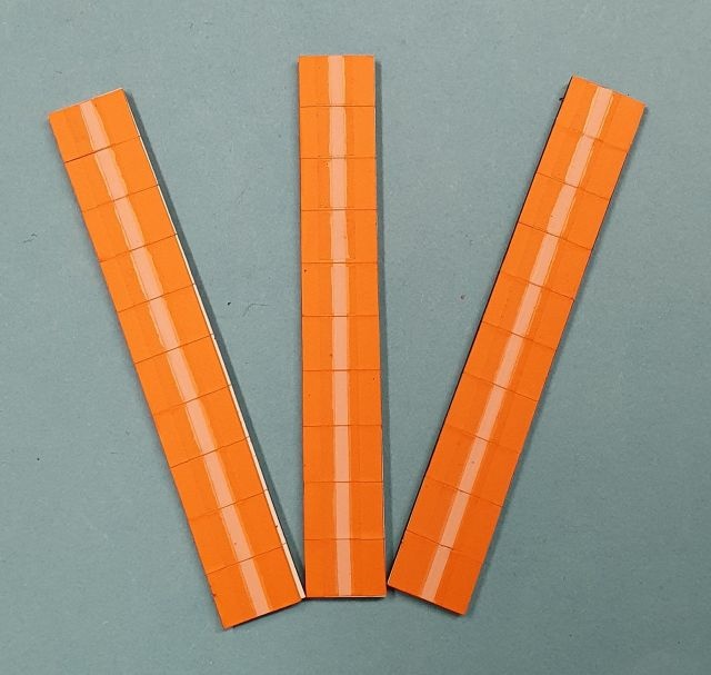 Satz Kippmagnete für Zusatzpläne, orange mit Streifen