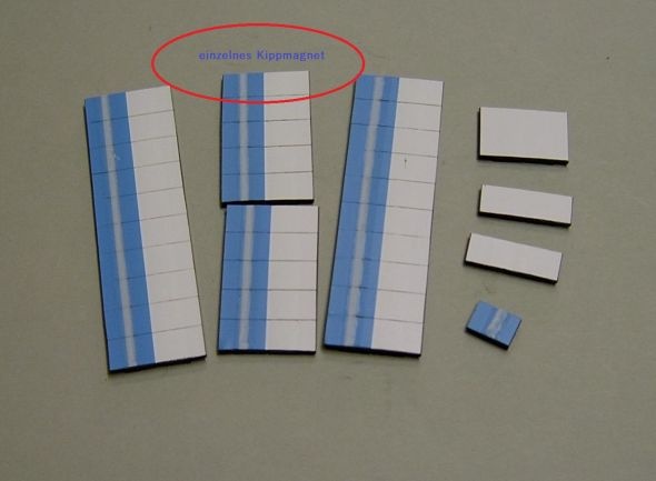 Magnetsymbol für Stundenplan, halb hellblau mit Streifen-halb weiß