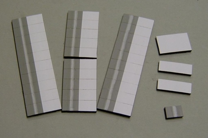 Magnetsymbol für Stundenplan, halb grau mit Streifen/halb weiß