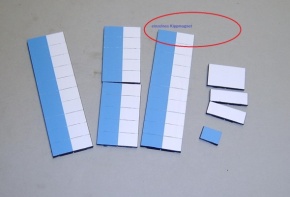 Magnetsymbol für Stundenplan, halb hellblau-halb weiß